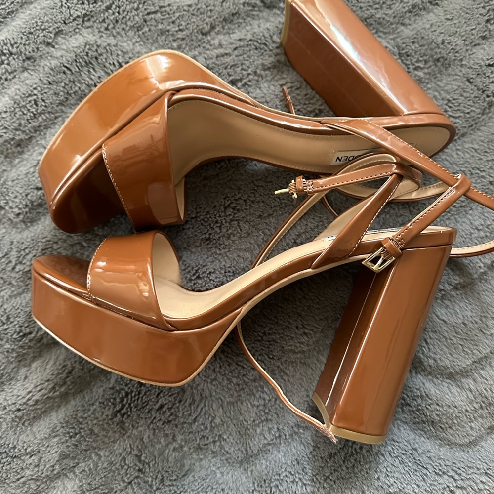 Steve Madden Womens Lessa Sandal cognac patent size 11